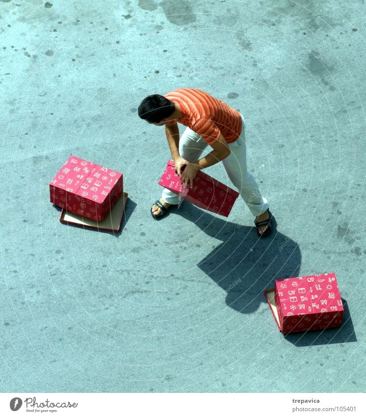 gekauft I kaufen Mann Beton Vogelperspektive 3 schwer Kiste Geschenk zuviel mehrere aufregend grau Ware rot hard Lautsprecher Schatten tragen viele heavy Straße