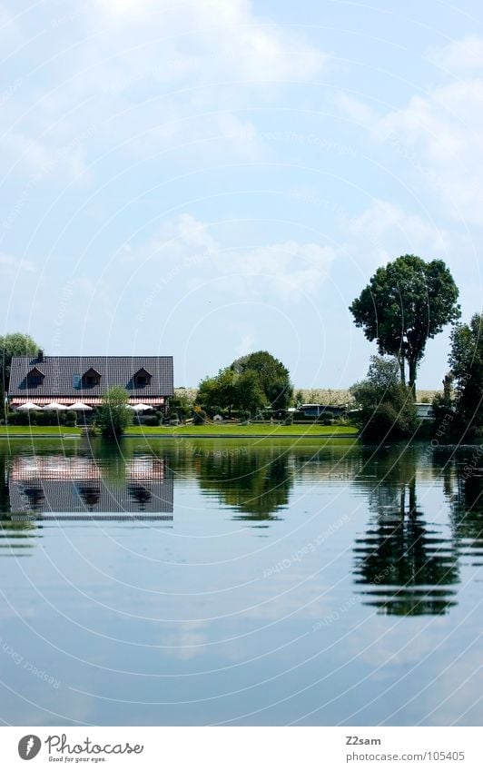 synchron Reflexion & Spiegelung grün Sommer Bayern See Gewässer glänzend Haus Gebäude Baum saftig kalt nass Wolken Idylle gleich Landschaft Wasser ruhig Natur