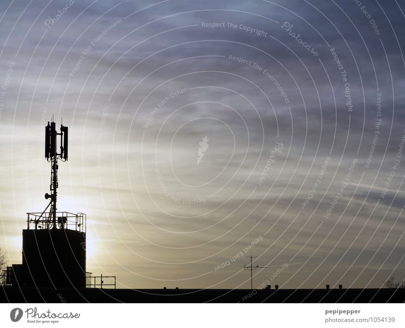 _I__________ Häusliches Leben Telekommunikation Mobilantenne Antenne Mobillfunk Informationstechnologie Internet Medien Fernsehen Himmel Nachthimmel Haus Dach