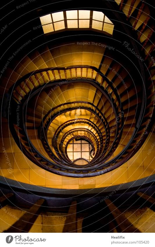 DOWNSTAIRS Haus Hochhaus Bauwerk Gebäude Architektur Treppe Fenster Treppenhaus alt dunkel elegant historisch braun gelb Angst Höhenangst Reichtum