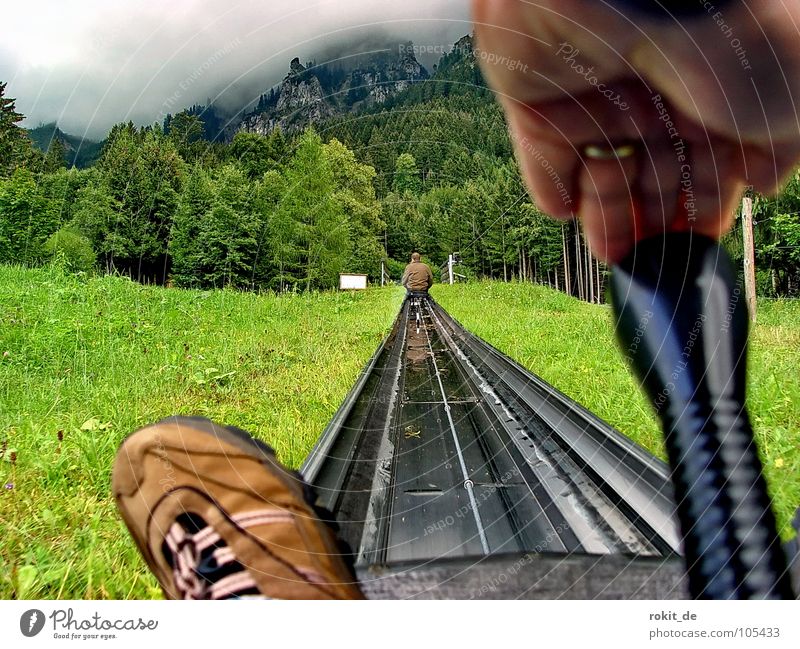 Knüppel vor! Gib Gummi II Sommer Rodelbahn Rodeln Tegelberg Allgäu steil Schuhe sitzen stoppen braun grün Keule drücken Tegelbergbahn Geschwindigkeit langsam