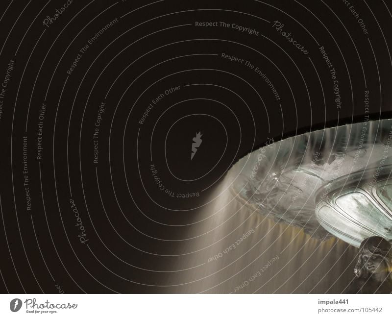 nebelkelch Nacht Brunnen Langzeitbelichtung Nebel Nieselregen Springbrunnen weiß Licht dunkel UFO Statue Bronze historisch Dresden Wasser Beleuchtung sprühnebel