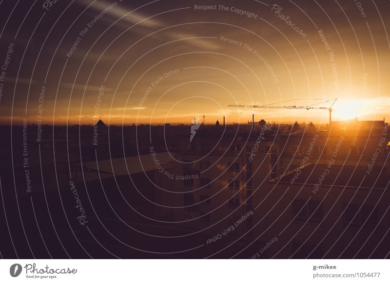 Urbaner Sonnenuntergang Industrie Himmel Sonnenaufgang Kleinstadt Stadt Gebäude Architektur Dach Wärme gelb gold Kraft Gelassenheit ruhig Farbfoto Außenaufnahme