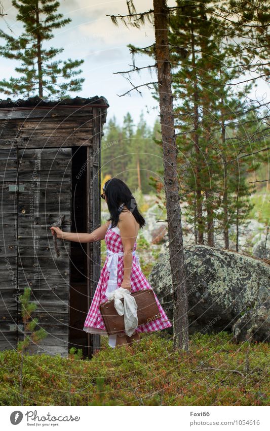 Hüttengaudi / ein stilles Örtchen feminin Frau Erwachsene 1 Mensch 45-60 Jahre Bühne Rockabilly Sommer Pflanze Baum Wildpflanze Wald Kleid Koffer Schal