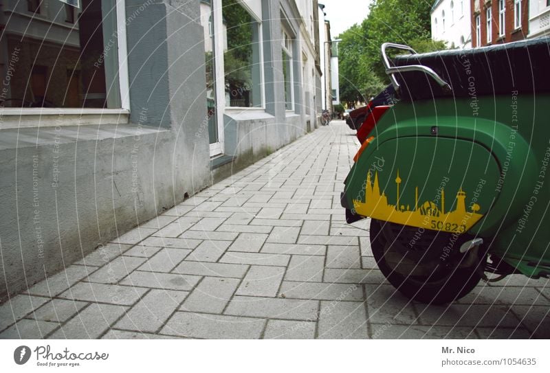 im Veedel Stadt Skyline Gebäude Fenster Tür Wege & Pfade Kleinmotorrad Stolz Köln-Ehrenfeld Bürgersteig Schaufenster Pflastersteine Fußweg Heimat Stadtteil