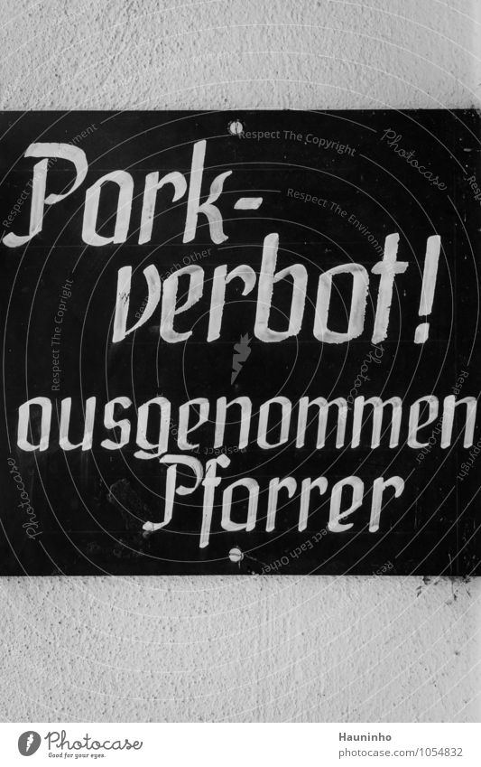 Parkverbot Geistlicher Arbeitsplatz Österreich Dorf Kirche Pfarrhaus Mauer Wand Stein Beton Zeichen Schriftzeichen Schilder & Markierungen Hinweisschild