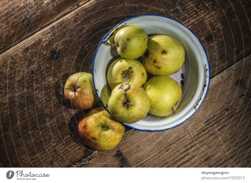 Äpfel im klassischen Metallbecher auf weißem Holztisch Frucht Apfel Diät Tisch Erntedankfest Natur Herbst alt frisch lecker natürlich saftig rot altehrwürdig