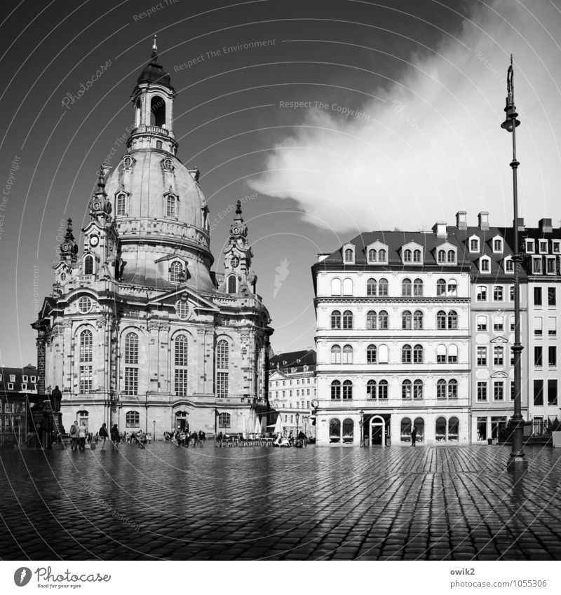 Die Kirche im Dorf lassen Sightseeing Mensch Menschenmenge Kunstwerk Himmel Wolken Frauenkirche Haus Bauwerk Gebäude Architektur Fassade Sehenswürdigkeit