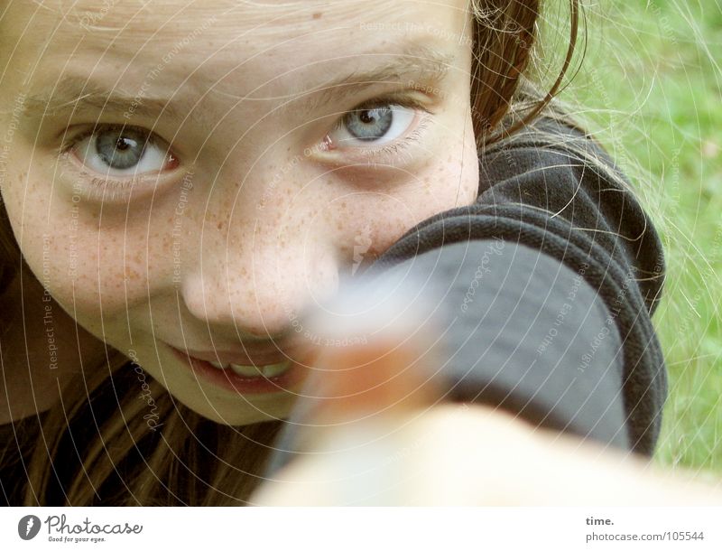 Gartenerkunderin Freude feminin Mädchen 1 Mensch 8-13 Jahre Kind Kindheit Wiese Pullover blond Lächeln lachen Blick Neugier schön verrückt wild Fröhlichkeit