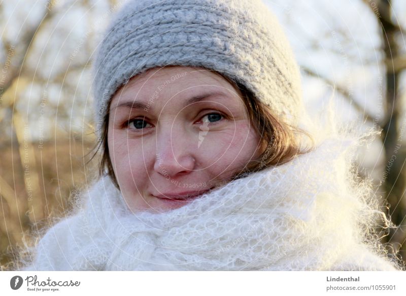 Berlin Portrait F#2b Mensch feminin Frau Erwachsene Kopf Gesicht 1 blond Winter Mütze Zwanziger Jahre lachen Porträt Farbfoto Außenaufnahme Tag Freundlichkeit