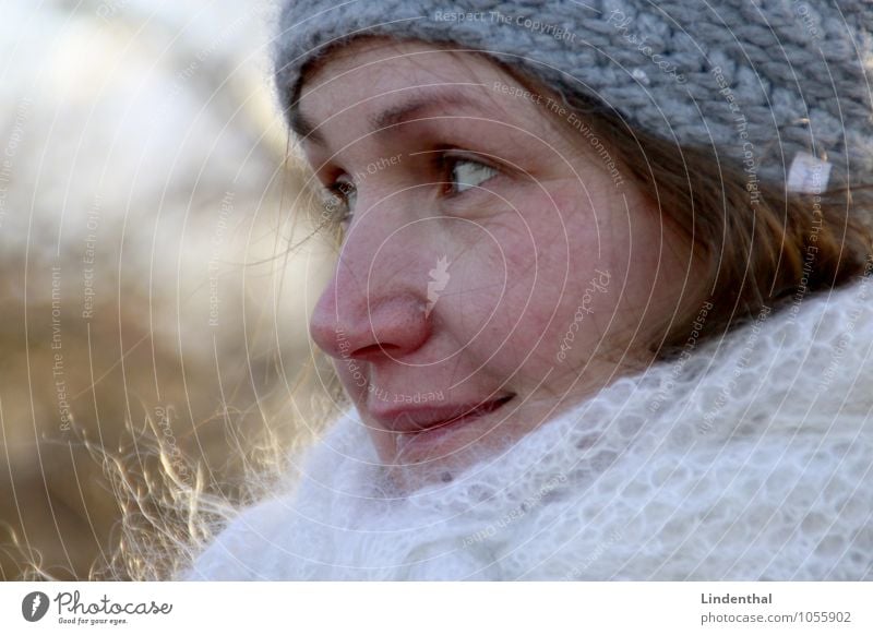 Berlin Portrait F#2 Mensch feminin Frau Erwachsene Kopf Gesicht 1 blond Winter Mütze Zwanziger Jahre lachen Porträt Farbfoto Außenaufnahme Tag Freundlichkeit