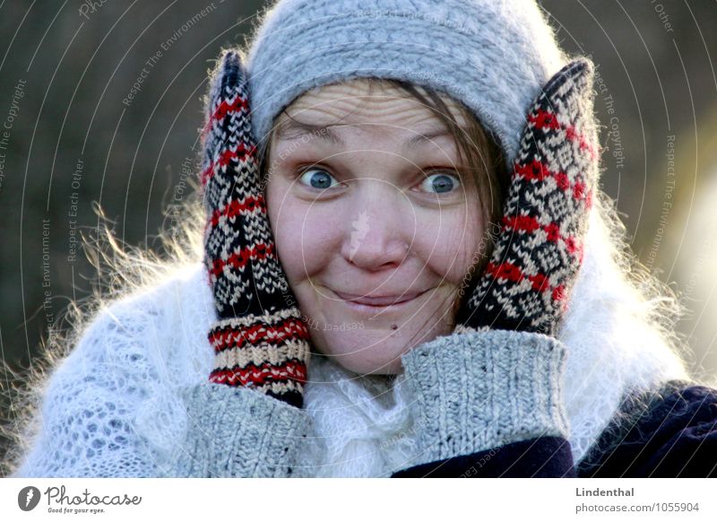 Kuckuck! Überraschung Aufregung Hand Handschuhe Winter Mütze Zwanziger Jahre faszinierend staunen Farbfoto Außenaufnahme Tag Mensch Frau Kopf Gesicht 1 Mensch