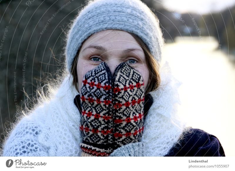 "Des isser, mein Traummann!" Mensch feminin Frau Erwachsene Kopf Gesicht 1 blond Überraschung Nervosität Hand Handschuhe Winter Mütze Zwanziger Jahre