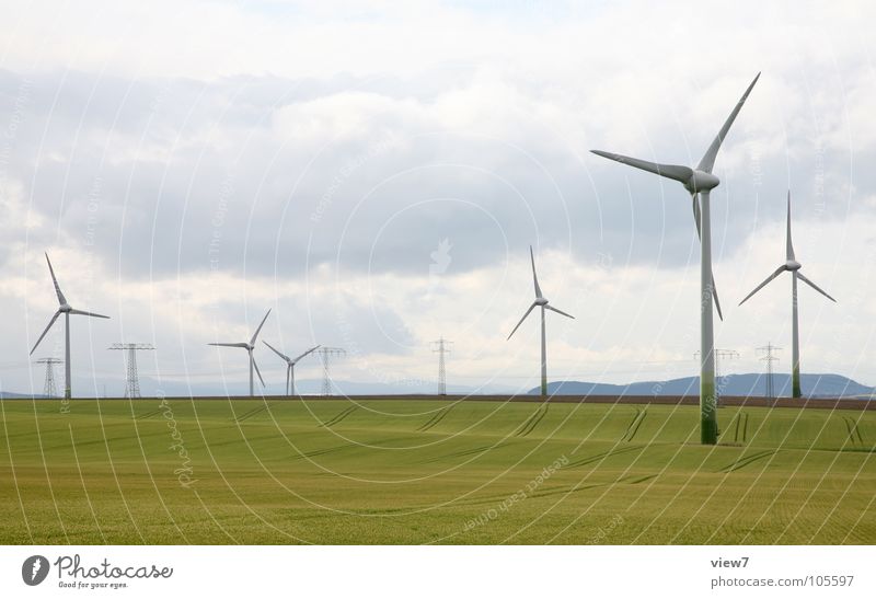 Windkraft Energiewirtschaft Erneuerbare Energie Windkraftanlage Industrie Himmel Wolken Gras Wiese Feld frei groß hoch lang Geschwindigkeit gelb grün Kraft