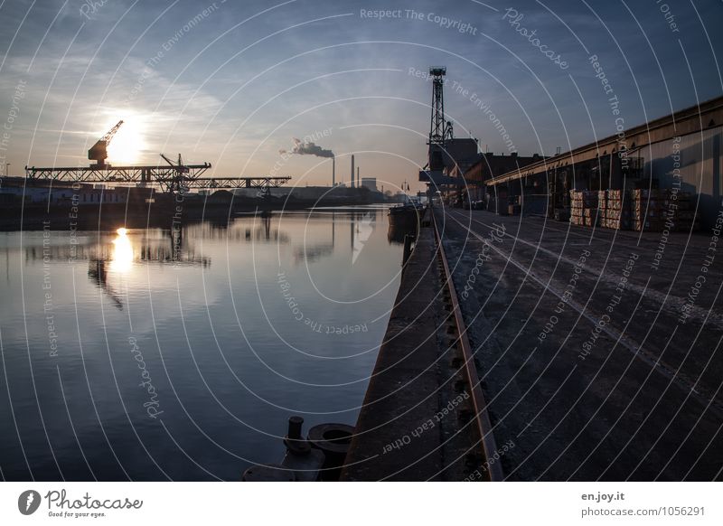 Abendstimmung im Hafen Rheinhafen Sonnenuntergang Wasser Kran Reflexion & Spiegelung Industrie Weitwinkel Abenddämmerung Dämmerung Gegenlicht Silhouette