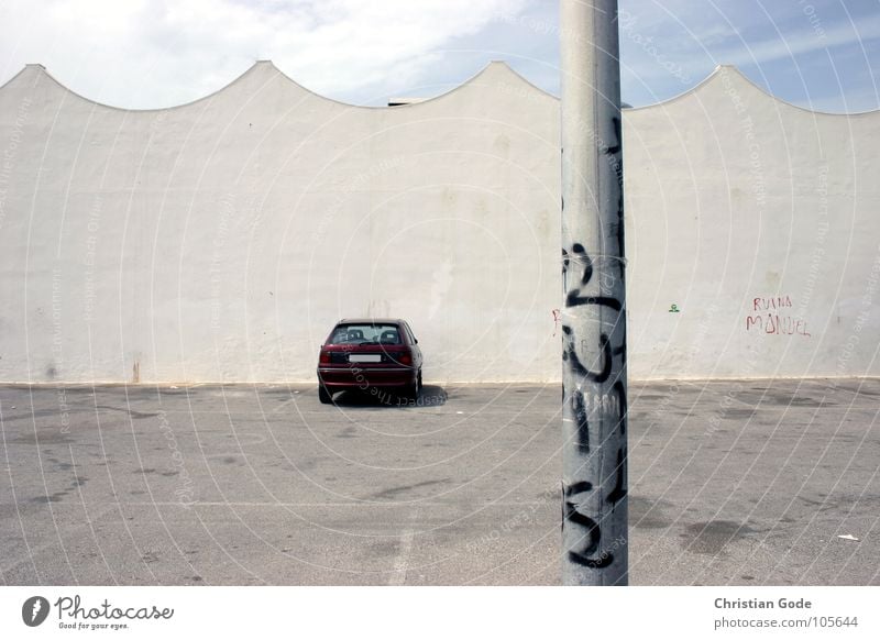 Dont drink if you drive and dont drive if you drink Spanien Andalusien Thunfisch Laterne Supermarkt Parkplatz Asphalt vergessen Wand Wellen Dach Verkehrswege