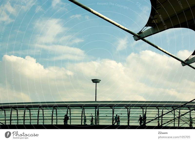 Business as Usual Stress gehen Parkhaus Laterne Wolken Dach Geometrie Schweben geschäftlich Stadtleben Pendler Tunnel Verkehr Fußgänger München