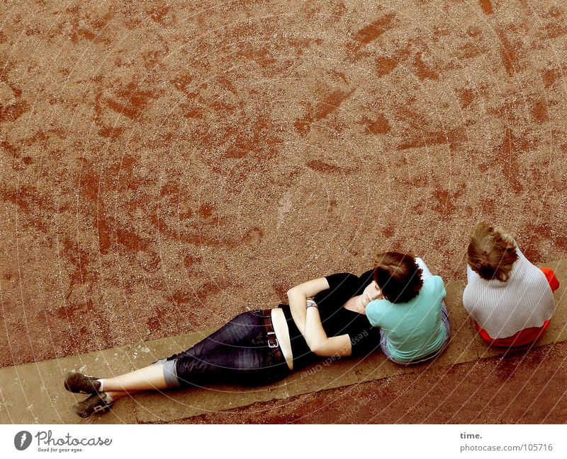 Frauen im Raum (II) Blick Garten Erwachsene Arme Kunst Kultur Park Pullover Fußspur liegen kaputt blau Pause Windzug fertig dienen Bank umgehängt Schotterplatz