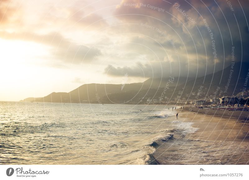 Es werde Licht! Wasser Himmel Gewitterwolken Sommer Unwetter Wärme Berge u. Gebirge Wellen Küste Strand leuchten bedrohlich dunkel Ferne blau braun gelb gold