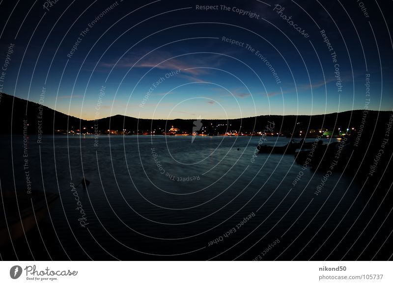 Vinisce 1 Meer Kroatien schwarz Nacht Ferien & Urlaub & Reisen Wasserfahrzeug Haus Dorf Reflexion & Spiegelung dunkel Hügel blau Bucht Licht Berge u. Gebirge