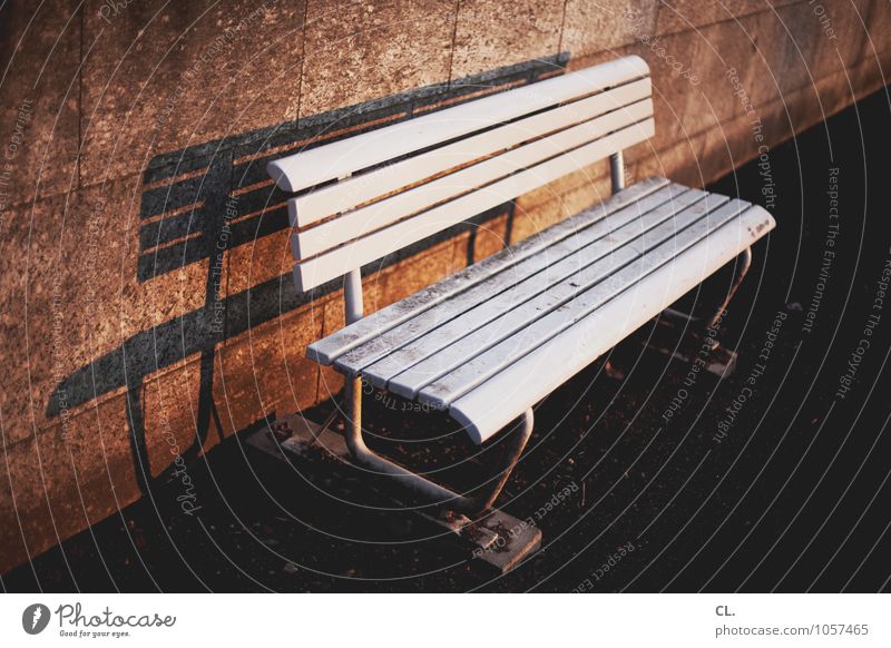 lange bank Platz Mauer Wand Wege & Pfade Bank sitzen warten dreckig weiß ruhig Pause Farbfoto Außenaufnahme Menschenleer Tag Licht Schatten Kontrast