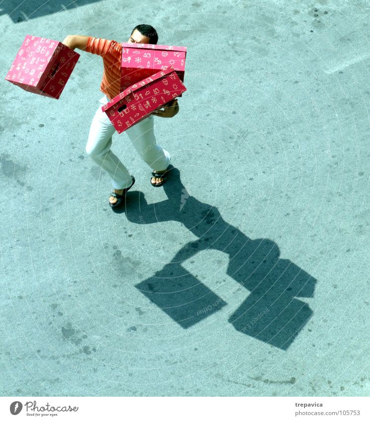 gekauft II kaufen Reihe Mann Beton Vogelperspektive 3 schwer Kiste Geschenk mehrere aufregend grau Ware hard box zuviel Schatten tragen