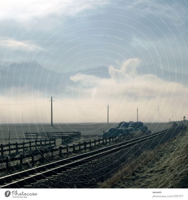 Wo geht die Reise hin? ruhig Ferien & Urlaub & Reisen Ferne Sonne Winter Berge u. Gebirge Natur Landschaft Wolken Schönes Wetter Nebel Feld Verkehr Eisenbahn