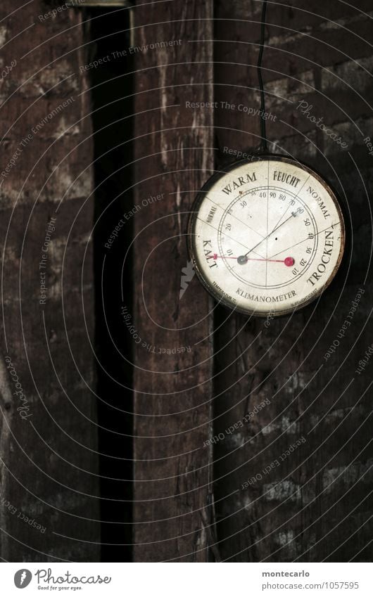 osterwetter Thermometer Barometer Holz Metall Schriftzeichen Ziffern & Zahlen alt einfach kalt retro rund trist braun weiß Farbfoto Außenaufnahme Nahaufnahme