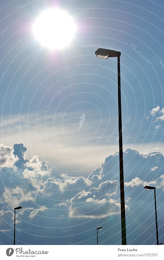 natural vs. artificial light Sonnenstrahlen Licht Mittag Wolken Lampe Straßenbeleuchtung Elektrizität Himmel Himmelskörper & Weltall Sonne Sonnenlicht