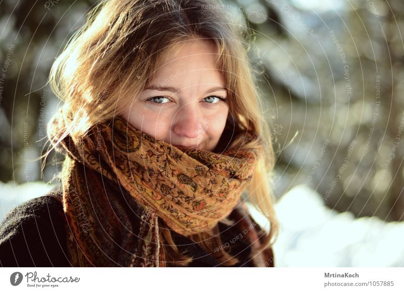 Winterblick. Mensch feminin Junge Frau Jugendliche Erwachsene 1 Lebensfreude Frühlingsgefühle Vorfreude Begeisterung Optimismus Mut Vertrauen Sicherheit Schutz