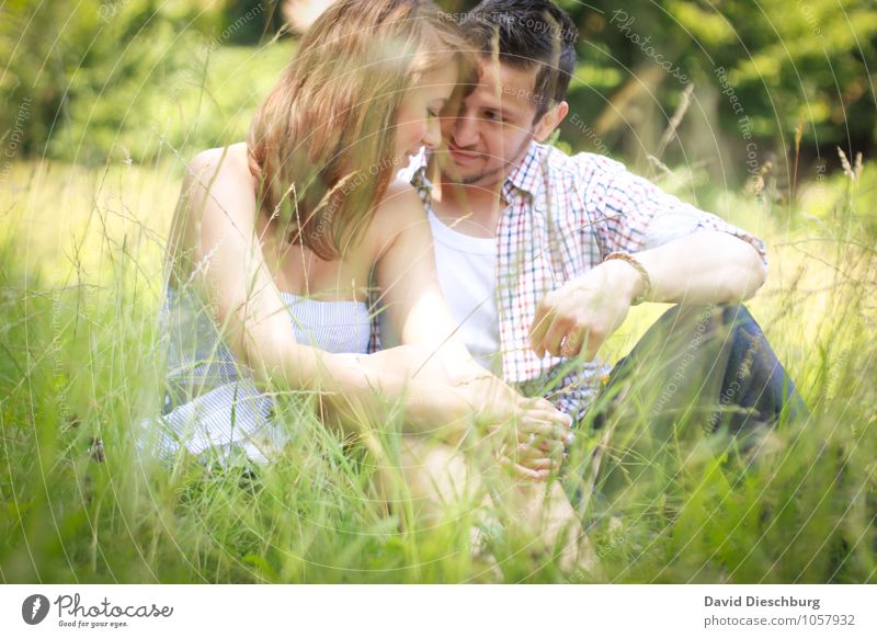 Gemeinsam genießen maskulin feminin Junge Frau Jugendliche Junger Mann Erwachsene Paar Partner 2 Mensch 18-30 Jahre Natur Frühling Sommer Garten Park Wiese