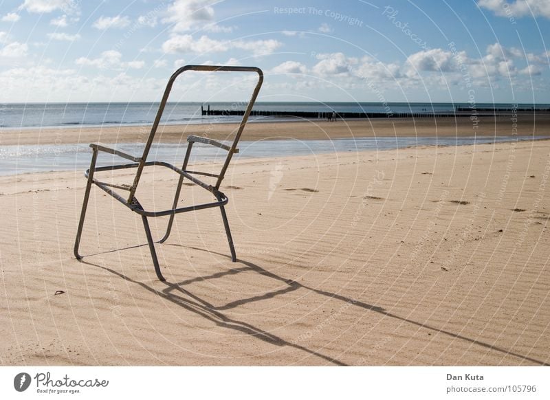 Sitzen gelassen. Niederlande Zoutelande Walcheren Draht Gestell drahtig dünn sehr wenige Strand Wellen Wolken fein körnig lang Ebbe Holz Blick außergewöhnlich