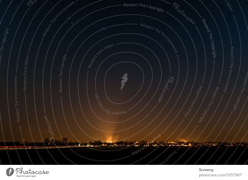 Funkeln und Glühen Natur Landschaft Himmel Wolkenloser Himmel Nachthimmel Stern Kleinstadt Stadtrand Skyline Haus Straße glänzend leuchten Unendlichkeit ruhig