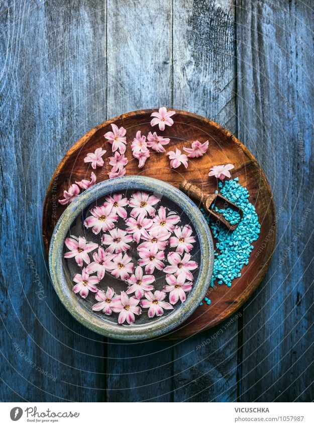 Schüssel mit Blumen in Wasser und Schaufel mit Badesalz Stil Design schön Körperpflege Gesundheit Behandlung Alternativmedizin Wellness Wohlgefühl Erholung