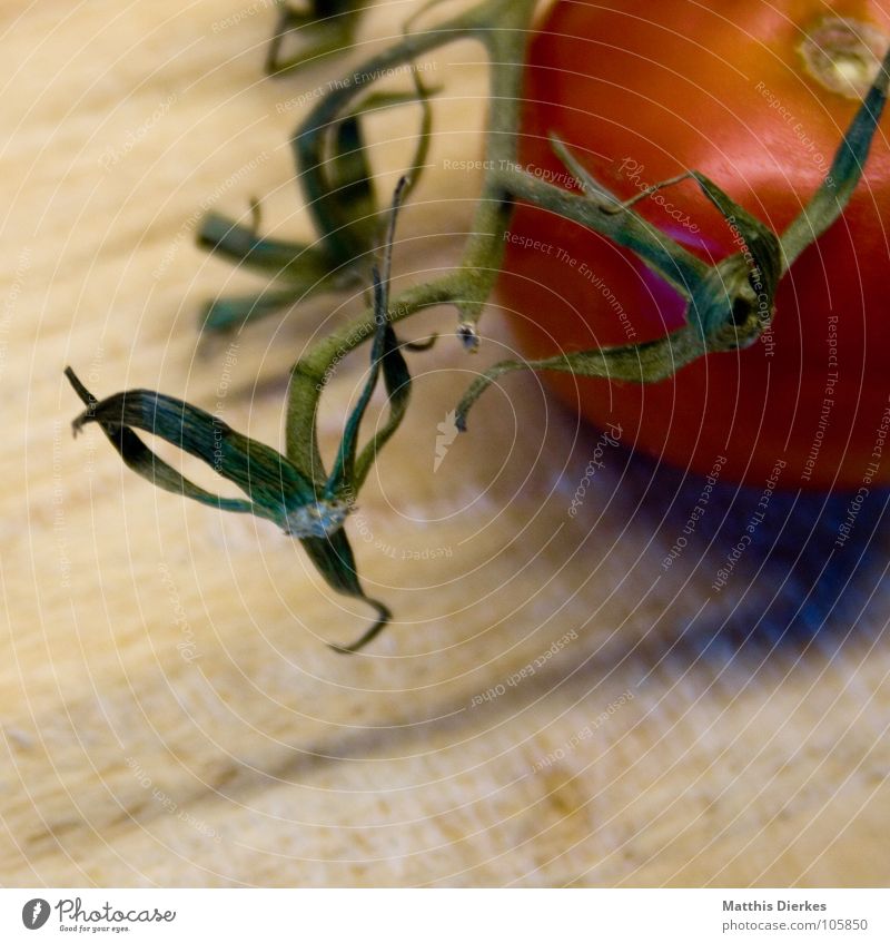 TOMATE rot grün Schneidebrett Holz Küche Grünpflanze Gesundheit Ernährung lecker lesen Geschmackssinn Appetit & Hunger Gesunde Ernährung geschmackvoll