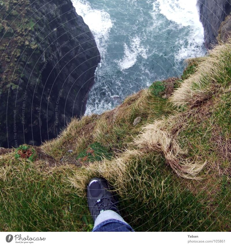 The scary place Atlantik Klippe Nebel Wellen Meer Gischt Am Rand Mutprobe Selbstmord Strand Küste Angst Panik Vergänglichkeit Republik Irland Westküste Cliffs