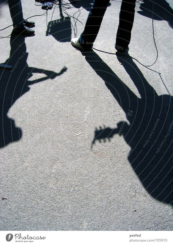 My Trip To Vienna : Freizeit & Hobby grau Schuhe Musikinstrument dunkel weiß Wien Österreich Platz Konzert Mensch scharz Straße Gitarre Schatten Sonne Kabel