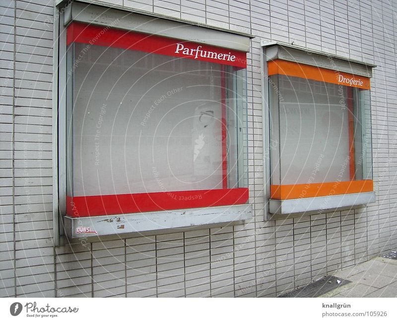 Ungeschminkt Drogerie Vergänglichkeit rot weiß Backstein leer verfallen Parfümerie schön orange Schaukasten Schaufenster Fassade