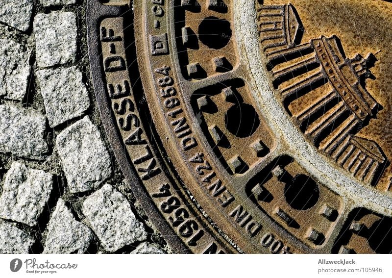 Hauptstadtgulli Gully Abdeckung Abwasserkanal Katakomben unterirdisch Brandenburger Tor Relief Gußeisen Öffentlicher Dienst Detailaufnahme Berlin kanalschacht