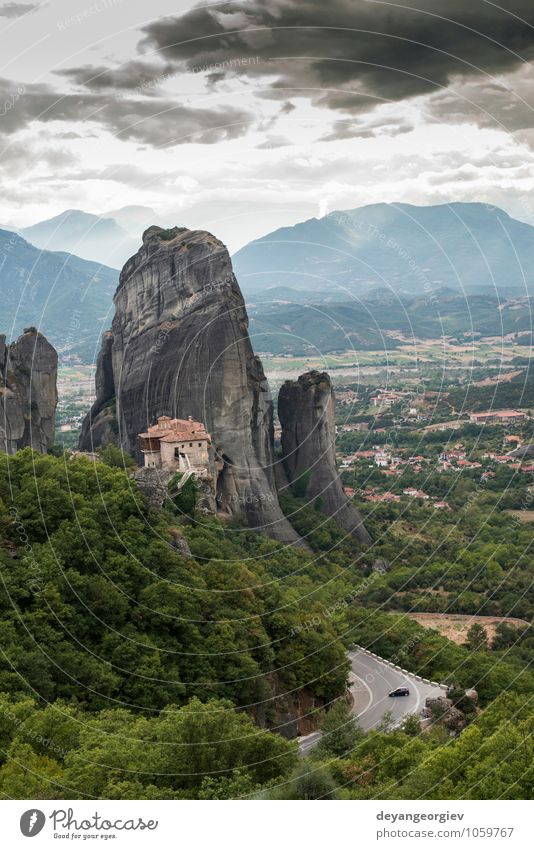 Meteora in Griechenland. Meteora ist die Klöster schön Ferien & Urlaub & Reisen Tourismus Sommer Berge u. Gebirge Natur Landschaft Wald Felsen Kirche