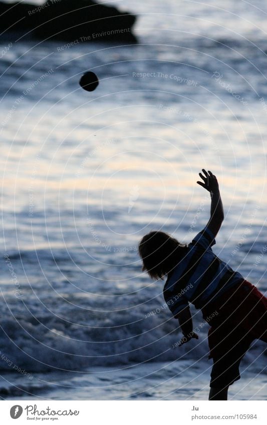 _ Stein zur Sonne Kind Meer Sonnenuntergang Spielen Ferien & Urlaub & Reisen zielen Strand Freude Bewegung Kontrast Steinwurf Wasser werfen Ludwig Kannicht