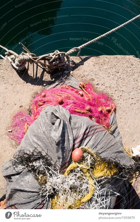 Netzstrümpfe auf dem Fischboot. Tageslicht. Meeresfrüchte Industrie Seil Hafen Wasserfahrzeug Linie alt maritim Fischen Gerät marin Knäuel fangen Konsistenz