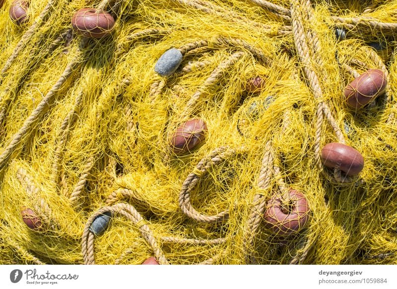 Netzstrümpfe auf dem Fischboot. Gelbes Netz. Meeresfrüchte Industrie Seil Hafen Wasserfahrzeug Linie alt maritim Fischen Gerät marin Knäuel fangen Konsistenz