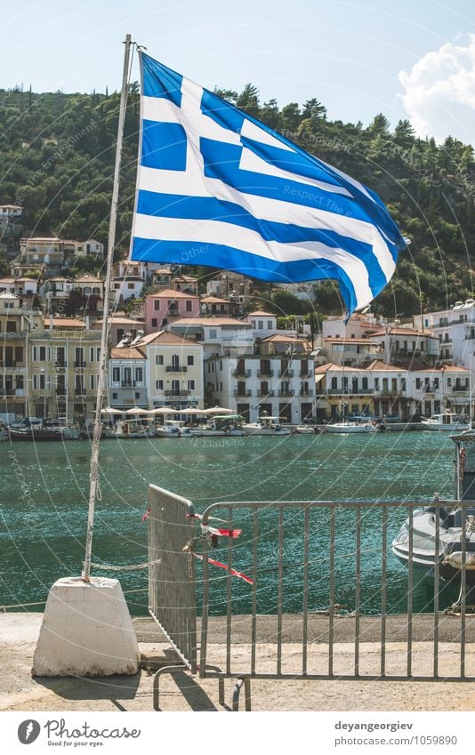 Griechische Flagge am Strand. Strandhäuser. schön Ferien & Urlaub & Reisen Tourismus Sommer Sonne Meer Insel Haus Natur Landschaft Himmel Küste Gebäude