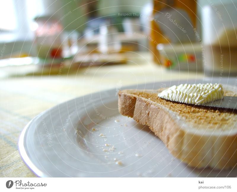 Frühstück Butter Teller Tisch Ernährung Toastbrot streichen Morgen Nahaufnahme Tischwäsche