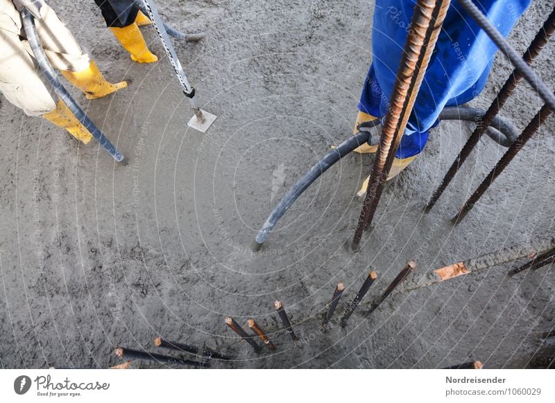 Betonieren und Verdichten von Stahlbeton Hausbau Arbeit & Erwerbstätigkeit Beruf Handwerker Arbeitsplatz Baustelle Team Werkzeug Technik & Technologie Mensch 3