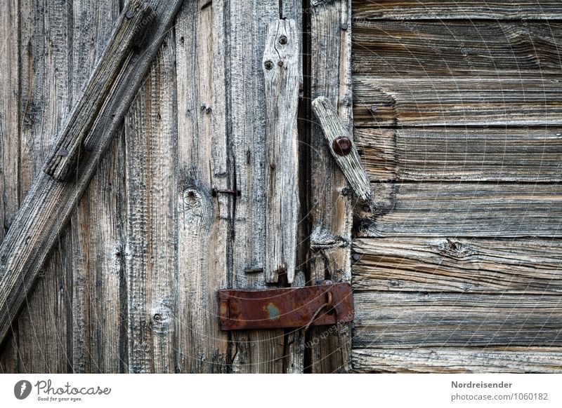 Verschlusssache..... Hütte Bauwerk Gebäude Fassade Tür Holz Metall Schloss Schlüssel alt kaputt natürlich grau sparsam Verfall Vergänglichkeit Holzstruktur