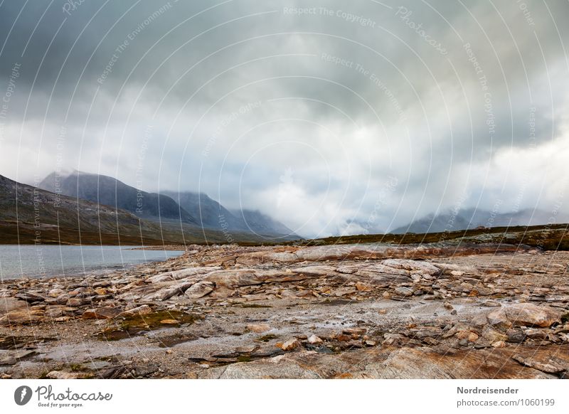 Regen Abenteuer Ferne Freiheit Berge u. Gebirge Natur Landschaft Urelemente Himmel Wolken Gewitterwolken Klima schlechtes Wetter Unwetter Sturm Nebel Felsen See