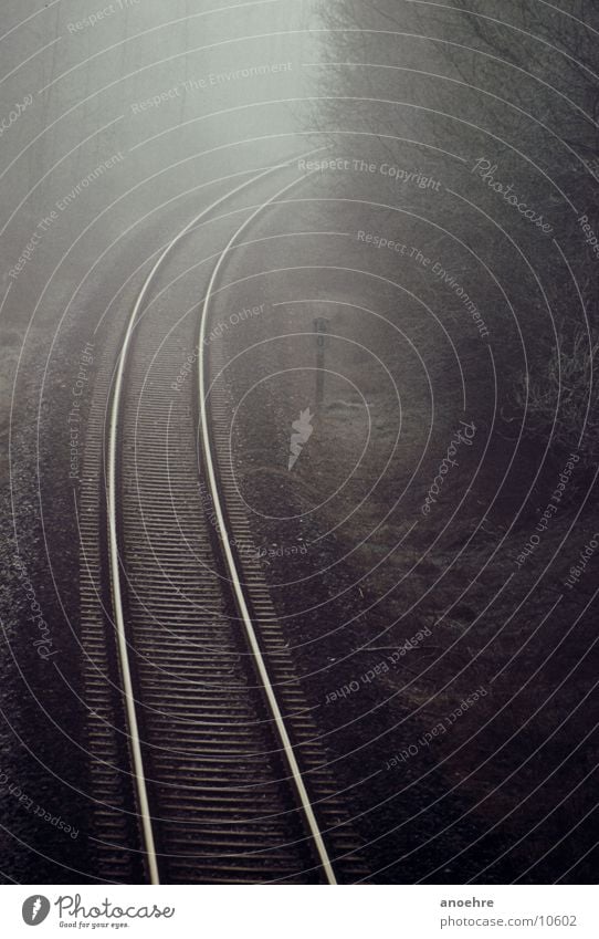 Bahnschienen im Nebel Gleise Morgen Verkehr Eisenbahn Morgendämmerung