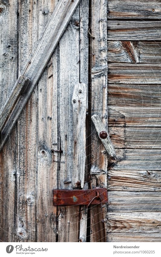 Geometrisch | Senkrechte, Waagerechte, Dreieck, Diagonale Hütte Bauwerk Architektur Fassade Tür Holz alt trocken grau Senior Verfall Vergänglichkeit Verschluss